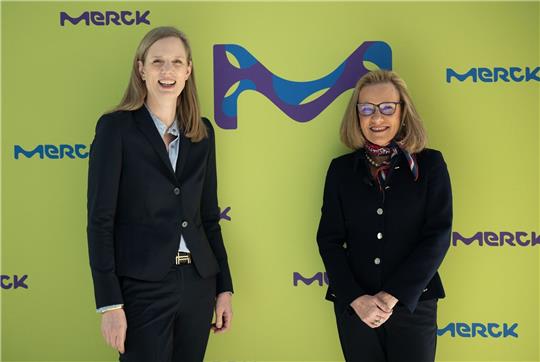 Vorstandschefin Belen Garijo (r.) und Helene von Roeder, Mitglied der Geschäftsleitung und Finanzvorständin bei Merck.