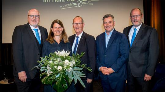 Vorstandsmitglied Torsten Janßen (v.l.), Maike Bielfeldt, Hauptgeschäftsführerin der Industrie- und Handelskammer Hannover, Ex-Aufsichtsratsmitglied Stefan Krippendorff, TV-Moderator Markus Gürne und Vorstandsmitglied Norbert Gössling.