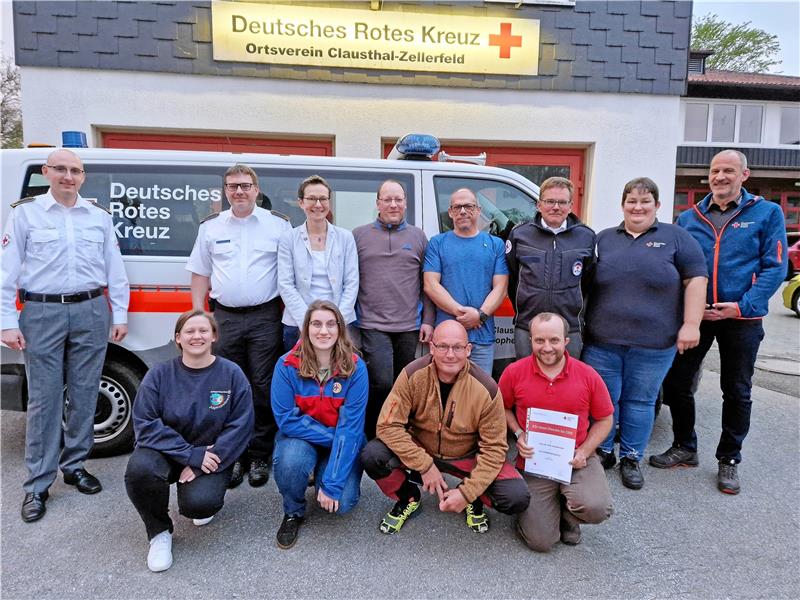 Vorstandsmitglieder und Geehrte kommen zum Gruppenfoto zusammen. Foto: Knoke