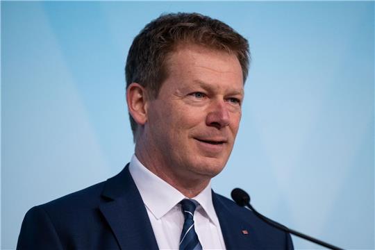 Vorstandsvorsitzender der Deutschen Bahn AG, Richard Lutz, Vorstandsvorsitzender der Deutschen Bahn AG, spricht bei einer Pressekonferenz in München.
