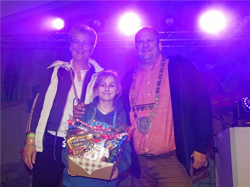 Vorstellung der Bürgerkönige: Jeannette Schweimler (1. Vorsitzende/Schützenvogt, von links) mit Mariella Paul und Lars-Helge Brennecke. Foto: Privat