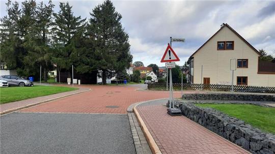 Vorübergehend weisen Schilder auf die geänderte Verkehrsführung hin.