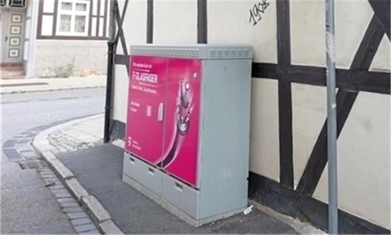 Goslarer Altstadt: Schreiende Magenta-Farben mitten im Welterbe Vorwerkerstraße: Hier kommt weder Rollstuhl noch Kinderwagen durch. Foto: Privat