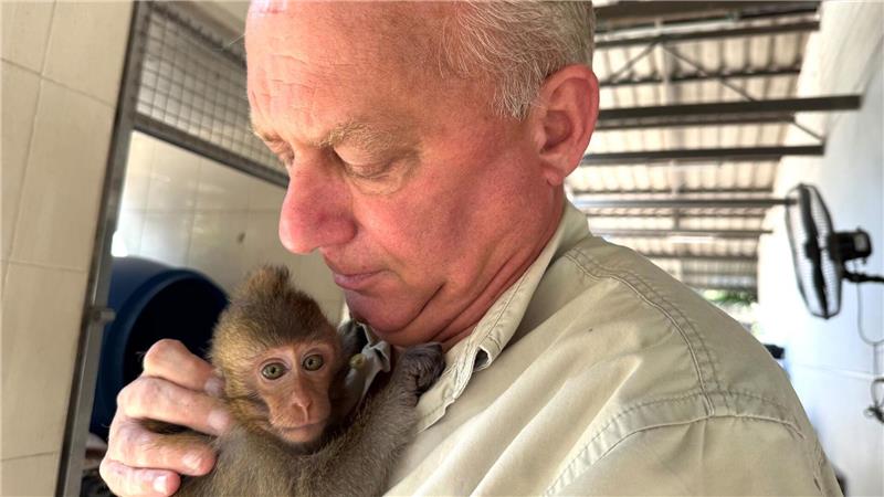 WFFT-Gründer Edwin Wiek kümmert sich liebevoll um ein verletztes Äffchen im Wildlife Hospital.
