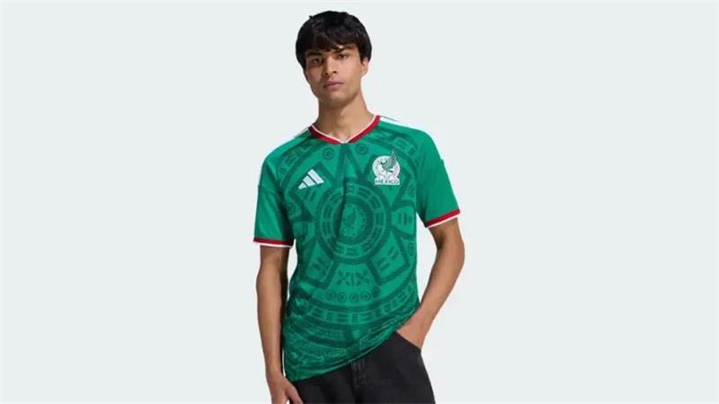 Mexikos Heimtrikot ist grün, darauf ist ein Azteken-Symbol abgebildet.