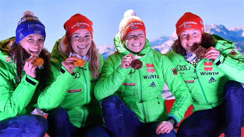 Emotionale Erinnerung an Dahlmeier: Sie war die Beste WM-Gold gemeinsam im Team: Maren Hammerschmidt (2.vl.) und Laura Dahlmeier (r). (Archivbild)