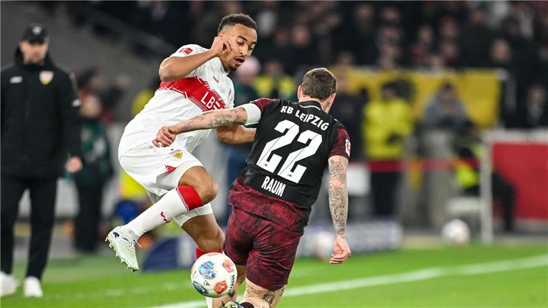 Undav bestraft Torwartpatzer: Stuttgart schlägt Leipzig WM-Kandidaten im Vergleich: Stuttgarts Jamie Leweling (l) im Duell mit David Raum.