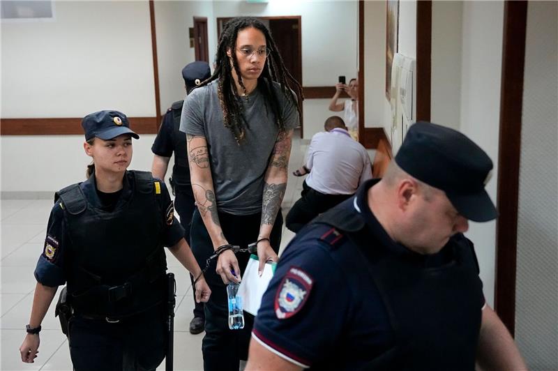 WNBA-Star Brittney Griner (M) wurde in Moskau zu neun Jahren Haft verurteilt.