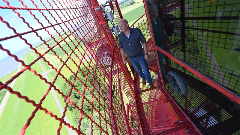 WSA-Mitarbeiter Peter Schneider kennt sich mit Leuchttürmen aus. 