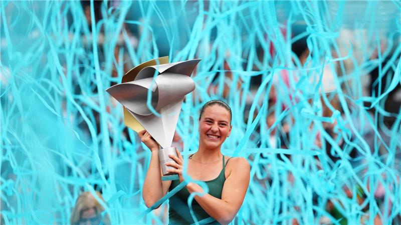 WTA-Sieg - Kostjuk mit Trophäe