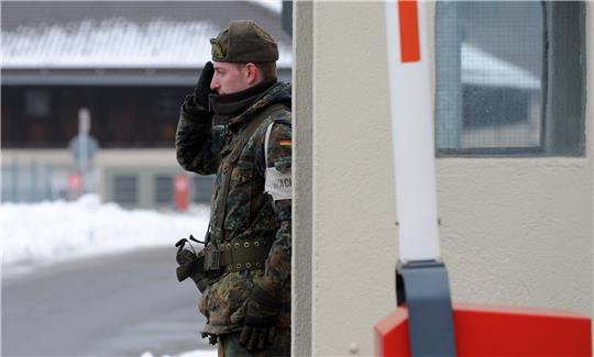 Wache schieben, das gehört für Soldaten auch an Weihnachten dazu.  Symbolfoto: dpa