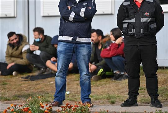Wachpersonal steht vor der Zentralen Erstaufnahmeeinrichtung für Asylbewerber (ZABH) des Landes Brandenburg in Eisenhüttenstadt.