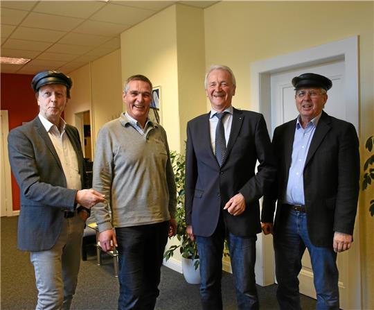 Wachwechsel bei der Bürgerstiftung für Goslar und Umgebung: Volker Bäcker (li.) und Hans-Jürgen Rappmann (re.) scheiden aus, Meinhardt Fulst (2.v.li.) kommt neu in den Vorstand, Vorsitzender wird Roland Pabst (2.v.re.). Foto: Kempfer