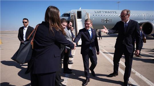 Wadephul glaubt nicht an rasche Rückkehr von Syrern Wadephul reist als Außenminister erstmals nach Syrien.