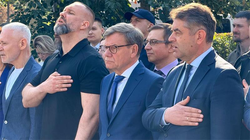 Ukraine-Besuch: Wadephul wagt sich in die Nähe der Front Wadephul wagt sich bei seiner vierten Ukraine-Reise als Außenminister erstmals in Frontnähe.
