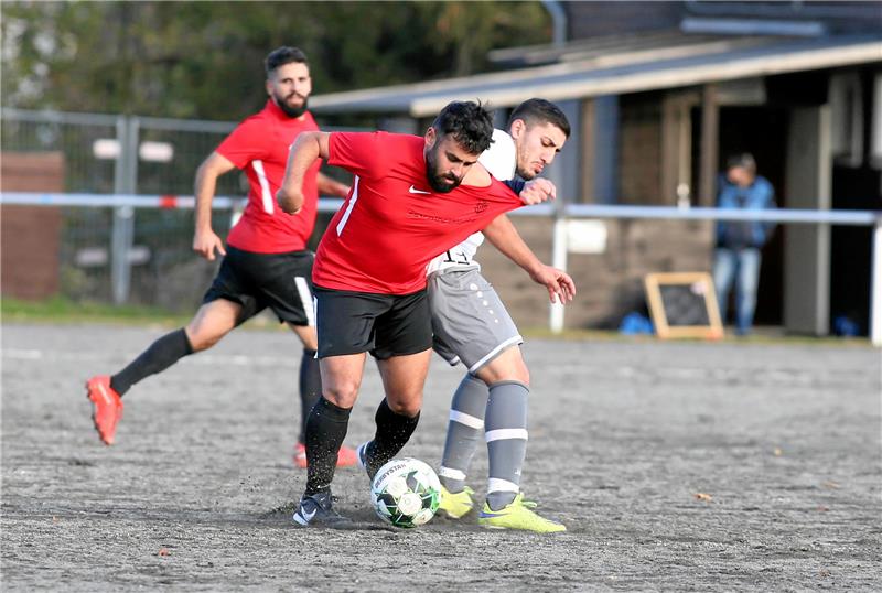 TSG Jerstedt spielt nach Unfalltod eines Spielers und siegt Wadih Abu Ghanam (re.) von der SVG Oberharz packt sich hier den Seesener Dogan Karaaslan nicht ganz regelgerecht. Foto: Neuendorf