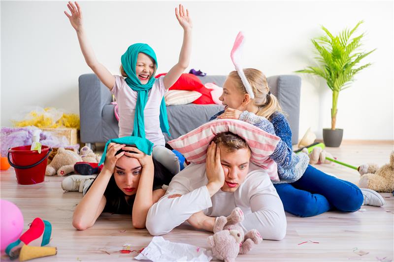 Wie Sie Stress im Familien-Alltag vermeiden Wächst Eltern mal alles über den Kopf, dürfen sie auch mal loslassen. Foto: iStock