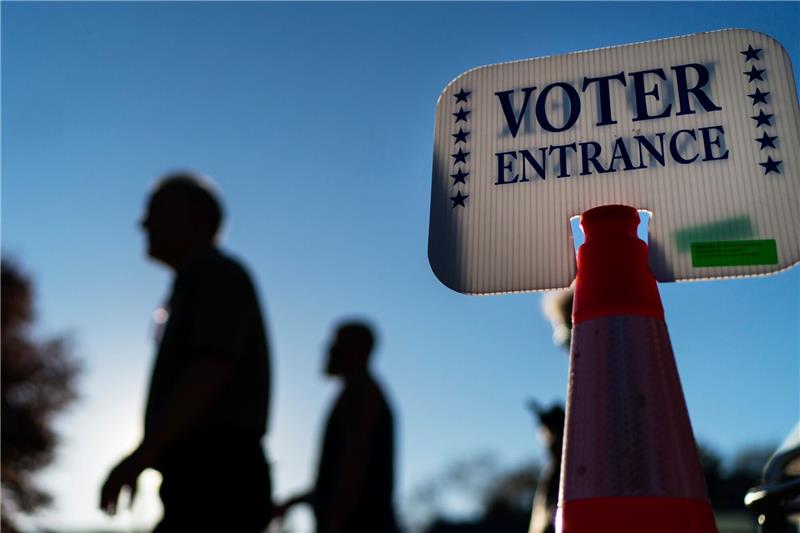 USA zittern Ausgang der folgenreichen „Midterms” entgegen Wähler auf dem Weg in einen Wahllokal.