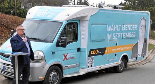 „Wählt Bender im September“; Vor der Hahnenkleer Stabkirche stellt Axel Bender vor vier Jahren seinen Slogan und Wahlkampfbus auf der „Road to Landrat“ vor.
