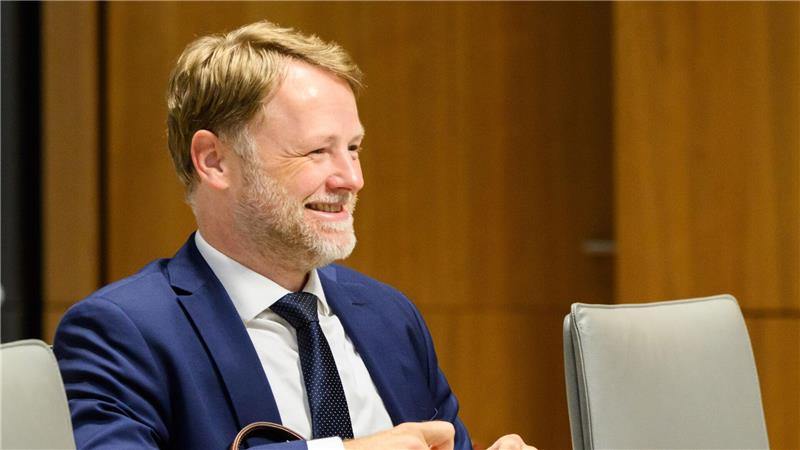 Zoff um Milliardenkredite – CDU nennt Heere „Schuldenkönig“ Während Finanzminister Heere von einem historischen Investitionspaket spricht, wirft ihm die Opposition eine inhaltsleere Schuldenaufnahme vor.
