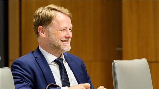 Während Finanzminister Heere von einem historischen Investitionspaket spricht, wirft ihm die Opposition eine inhaltsleere Schuldenaufnahme vor.