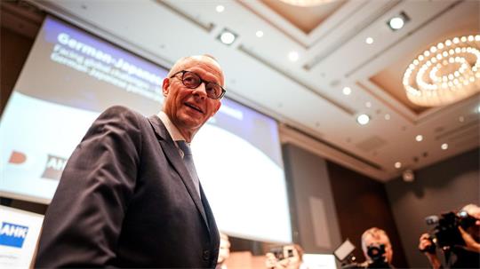 Während Merz in Asien unterwegs ist, gewinnt in Deutschland die Debatte über die Steinmeier-Nachfolge an Fahrt. 