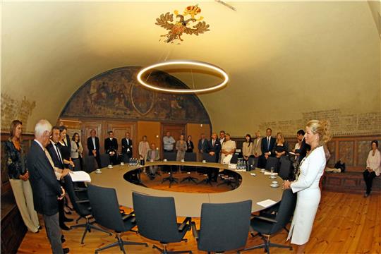 Während Oberbürgermeisterin Urte Schwerdtner die Delegationen der Goslarer Partnerstädte empfängt, darunter auch Gäste aus Windsor and Maidenhead, macht die Nachricht vom Tod der Queen die Runde. In Goslar wird spontan eine Schweigeminute in der historischen Ratsdiele eingelegt.  Foto: Epping