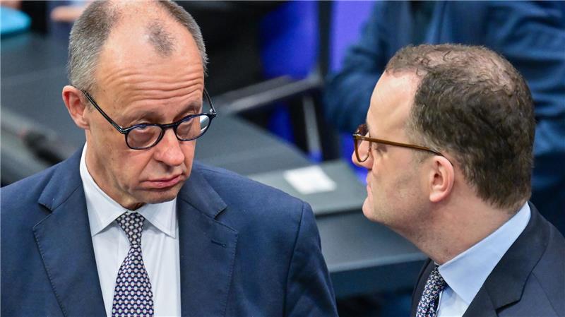 Spahn bleibt Fraktionschef - Verluste bei Wiederwahl Während Spahn sich gefangen hat, steckt der Kanzler in der Krise. (Archivfoto)