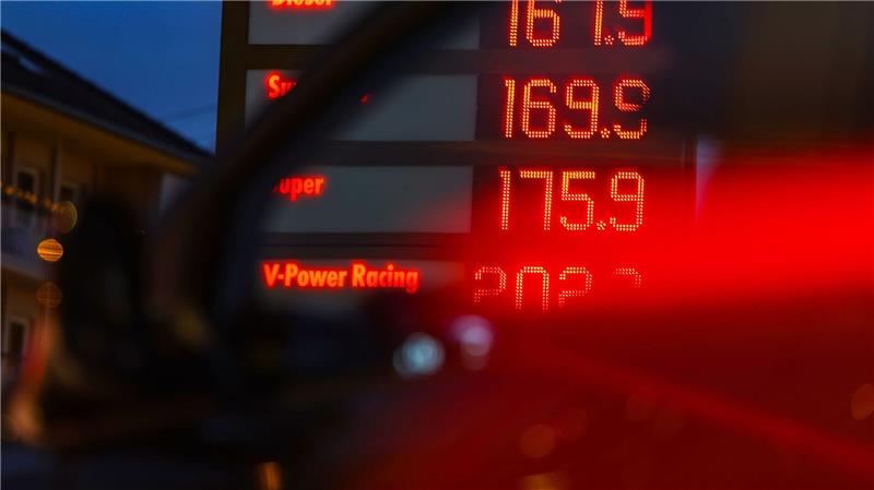Während Strom und Gas erschwinglicher wurden, mussten Autofahrer an der Tankstelle für Sprit tiefer in die Tasche greifen. (Symbolbild)