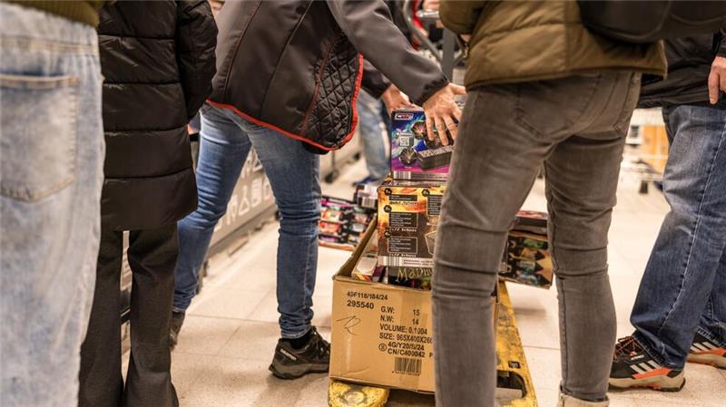 Während Supermarkt-Mitarbeiter noch die Regale einräumen, warten die ersten Kunden schon aufs Feuerwerk. 