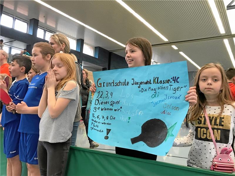 Während an den Tischen die Bälle hin- und herfliegen, stehen die Fans an den Seiten und schauen gespannt zu. Plakate und festes Daumendrücken gehören dazu.  Foto: Krause