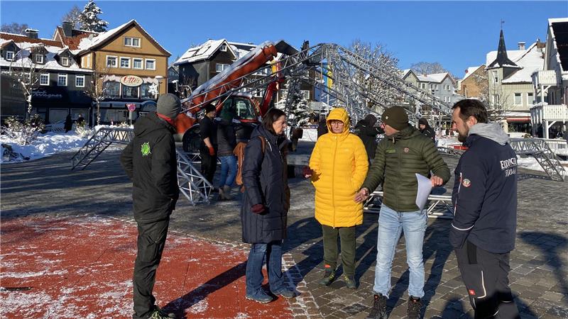 Während das Zeltdach entsteht planen BTMG-Chefin Cathleen Hensel (l.), und die Mitveranstalter Holger Kolb und Mario Hebestriet (r.) den Aufbau der Hütten. 