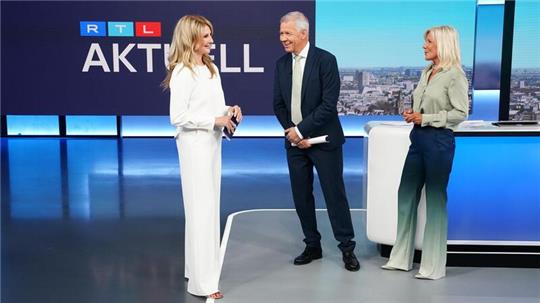 Während der Abendnachrichten überrascht Frauke Ludowig die beiden Moderatoren Peter Kloeppel und Ulrike von der Groeben in ihrer letzten „RTL Aktuell“-Ausgabe.
