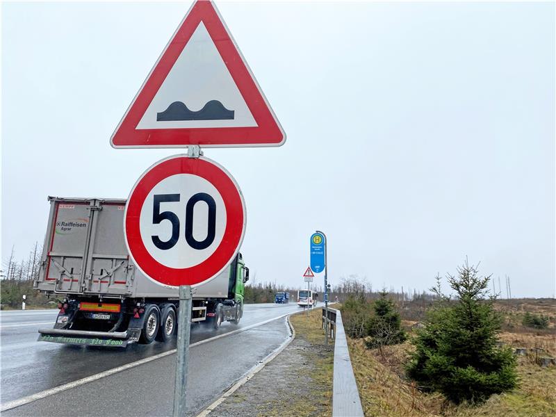 Während der Bauarbeiten, bis voraussichtlich Mitte Juni, sollen die derzeitigen Tempolimits zwischen Marienteichbaude und Torfhaus bestehen bleiben: Für Lkw gilt Maximaltempo 20, für Pkw Maximaltempo 50. Archivfoto: Nachtweyh