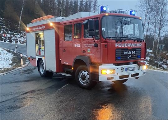 Während der Beseitigung einer Ölspur sperrt die Feuerwehr Braunlage die Harzburger Straße für den Verkehr. Foto: Privat