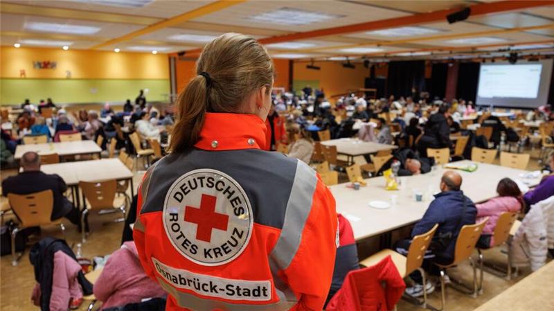 Während der Entschärfungen von Blindgängern aus dem Zweiten Weltkrieg in Osnabrück versammeln sich zahlreiche Menschen in einer Schule. 