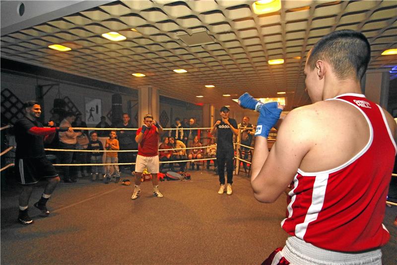 Gewinnerschmiede eröffnet in Oker neue Box-Trainingsstätte Während der Eröffnungsfeier des neues Gyms in Oker zeigen die Boxer beim Auswärmen und Sparring ein wenig ihr Können. Vor allem bei den vielen Kindern am Ring kommt da Freude auf. Foto: Epping