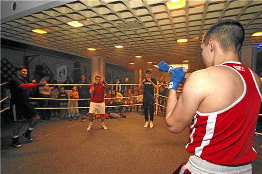 Während der Eröffnungsfeier des neues Gyms in Oker zeigen die Boxer beim Auswärmen und Sparring ein wenig ihr Können. Vor allem bei den vielen Kindern am Ring kommt da Freude auf. Foto: Epping