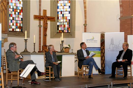 Während der Finissage lassen Dr. Kurt Fontheim, Ursula Henk-Riethmüller, Jörg Kleine und Dirk Glufke (v. li.) die Ausstellung Revue passierenund werfen einen Blick in die Gegenwart und Zukunft. Foto: Leifeld