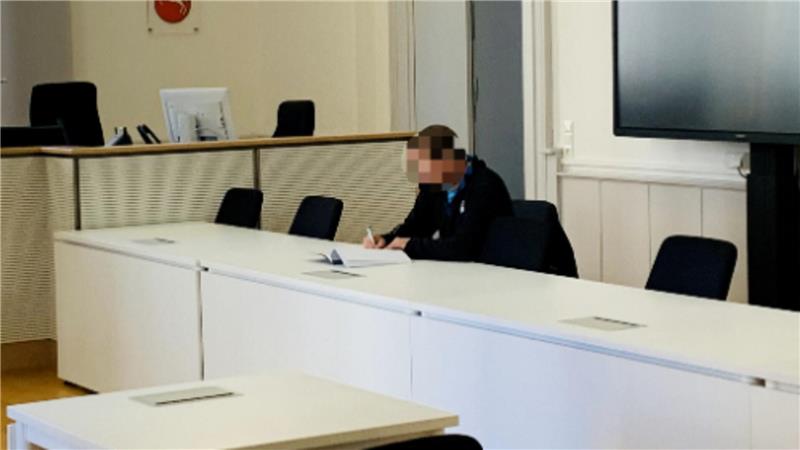Unklarheiten im Clausthal-Zellerfelder Feuerteufel-Prozess Während der Gerichtspause studiert der Angeklagte die Akten.