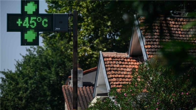Während der Hitzewelle in Frankreich zeigt ein Apothekenschild eine Temperatur von 45 Grad in Toulouse im Südwesten des Landes an. (Archivbild)