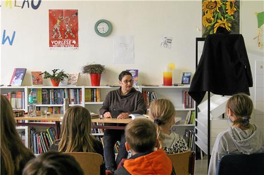 Während der Lesung sucht Fessel immer wieder die Interaktion mit den Kindern – Die waren sichtlich interessiert an ihrem Beruf. Foto: Fricke
