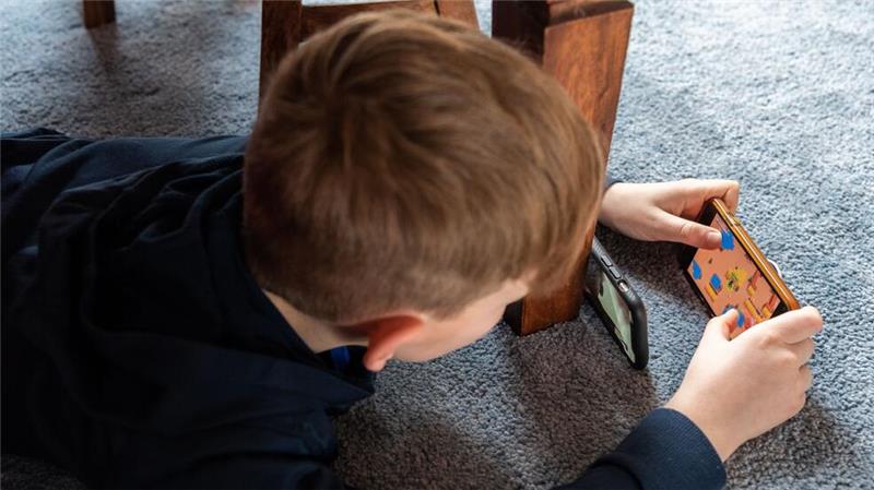 Fünf Jahre Corona - Müssen wir uns noch Sorgen machen? Während der Lockdowns und Schulschließungen tauchten viele Jungen und Mädchen stärker in digitale Welten weg. (Archivbild)