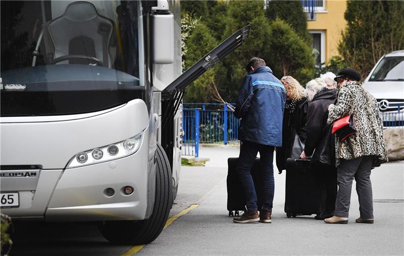 Mehr Fahrgäste im Reisebusverkehr - weniger als vor Corona Während der Pandemie gab es für Reisebusse auf Bundes- und Länderebene immer wieder Fahrverbote.