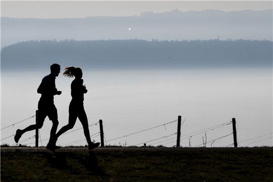 Während der Pandemie haben viele Menschen angefangen, zu joggen.