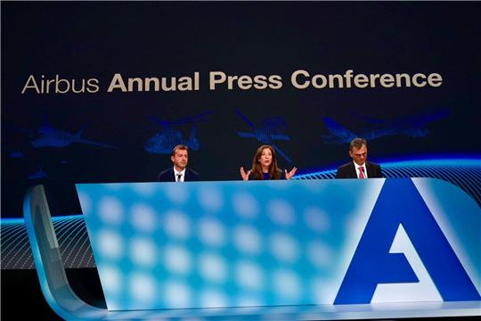 Während der Pandemie kam der Flugzeugbau bei Airbus ins stocken, sagt Airbus-CEO Guillaume Faury (links).