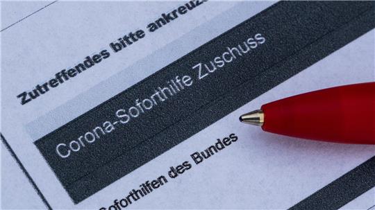 Während der Pandemie und den Beschränkungen für viele Unternehmer wurden Corona-Soforthilfen ausgezahlt. Ein wegen Drogenschmuggels verurteilter Speditionsunternehmer aus Liebenburg und seine Mutter stehen in Verdacht, solche Hilfen in Millionenhöhe zu Unrecht bezogen zu haben.