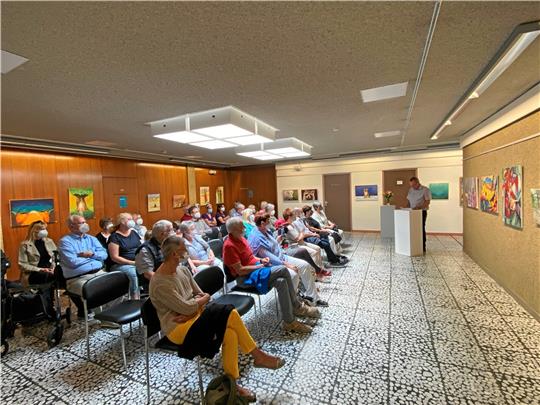 Während der Pandemiezeit gelten auch für die Vernissagen in der Rathausgalerie Regeln. Beispielsweise Maskenpflicht und die Reglementierung auf 30 Besucher. Archivfoto: Schlegel