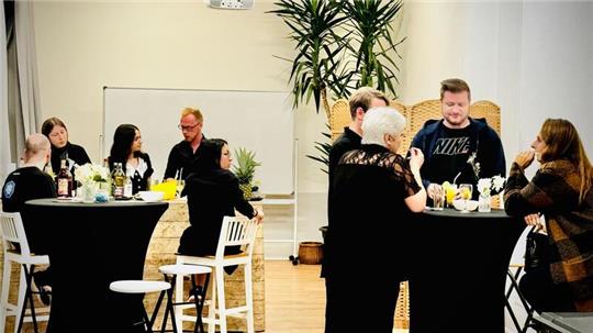 Während der Pause erfreuen sich die Gäste des Kunstkarussells unter anderem an Cocktails. Die soll es im neuen Raum auch während künftiger Veranstaltungen geben.
