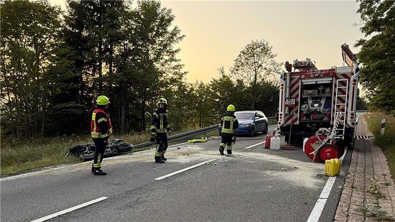 Während der Reinigungarbeiten haben die Einsatzkräfte die Landstraße nach Sonnenberg voll gesperrt.